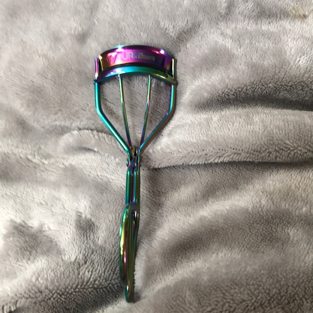 Put eyelash curler